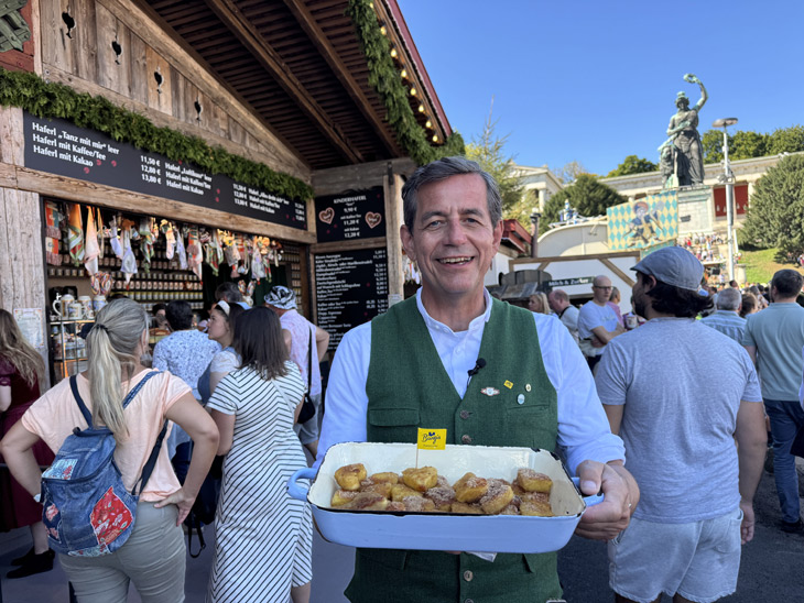 Timo Burger mit den Herzelinos vor der Käfer Schänke 2025 (c.) Martin Schmitz